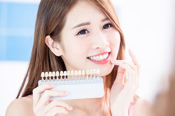 白い歯が、笑顔の印象を変える。